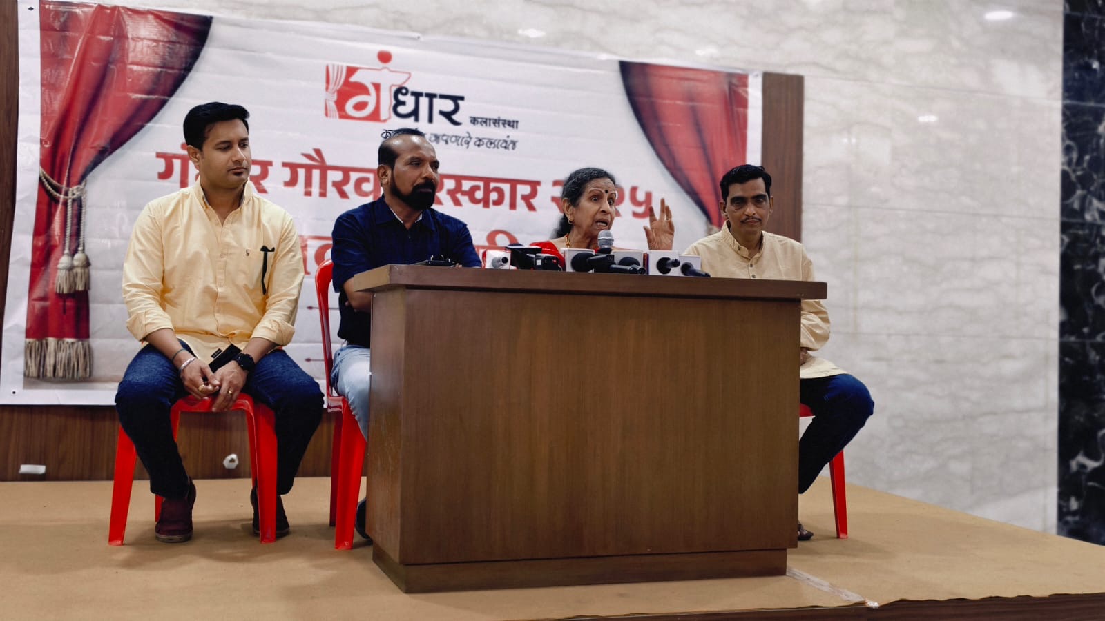 चतुरस्त्र अभिनेत्री निवेदिता सराफ यांना यंदाचा गंधार गौरव पुरस्कार जाहीर.