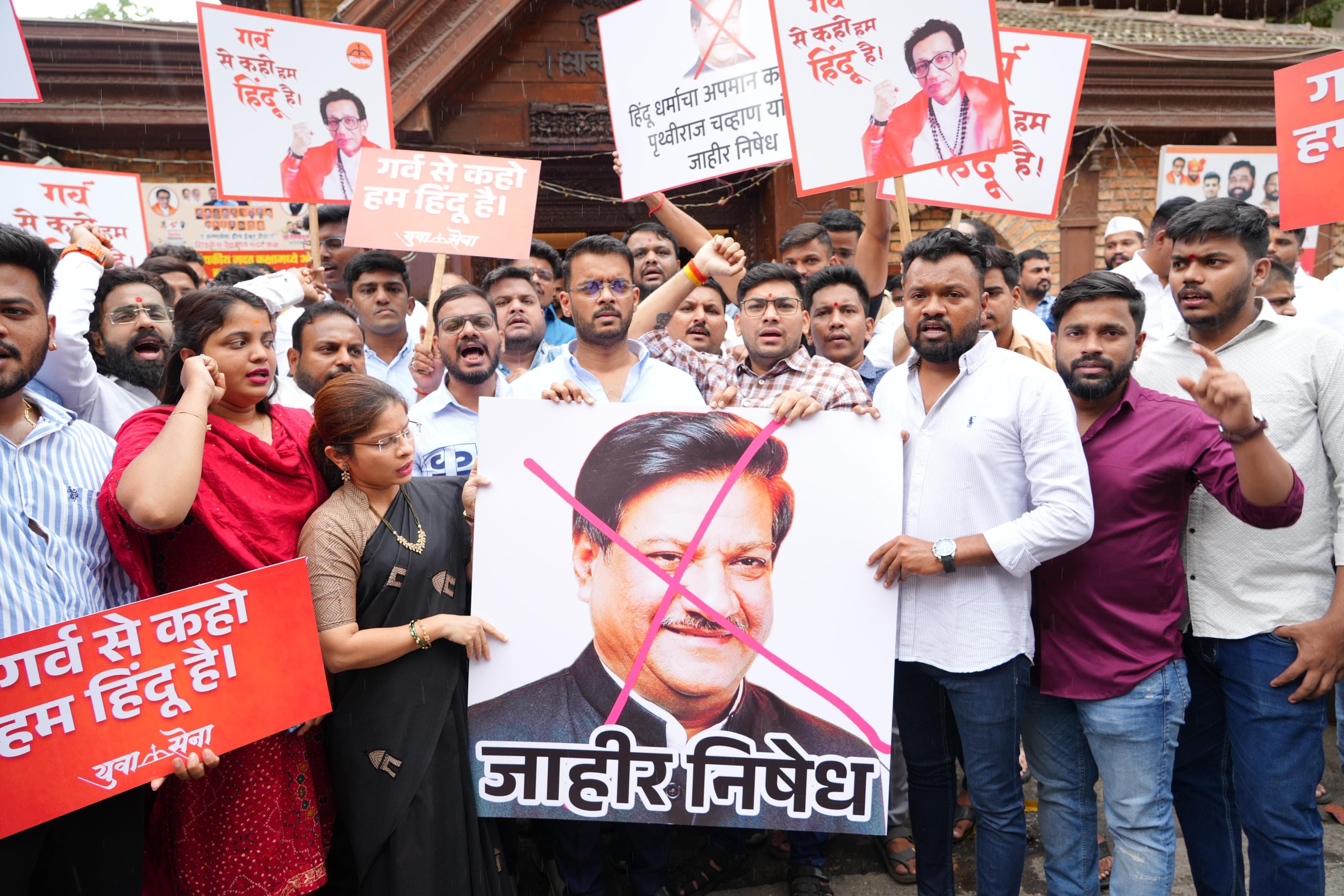 खासदार नरेश म्हस्के यांच्या नेतृत्वाखाली ठाण्यात राहुल गांधी यांच्या विरोधात जोडे मारो आंदोलन.