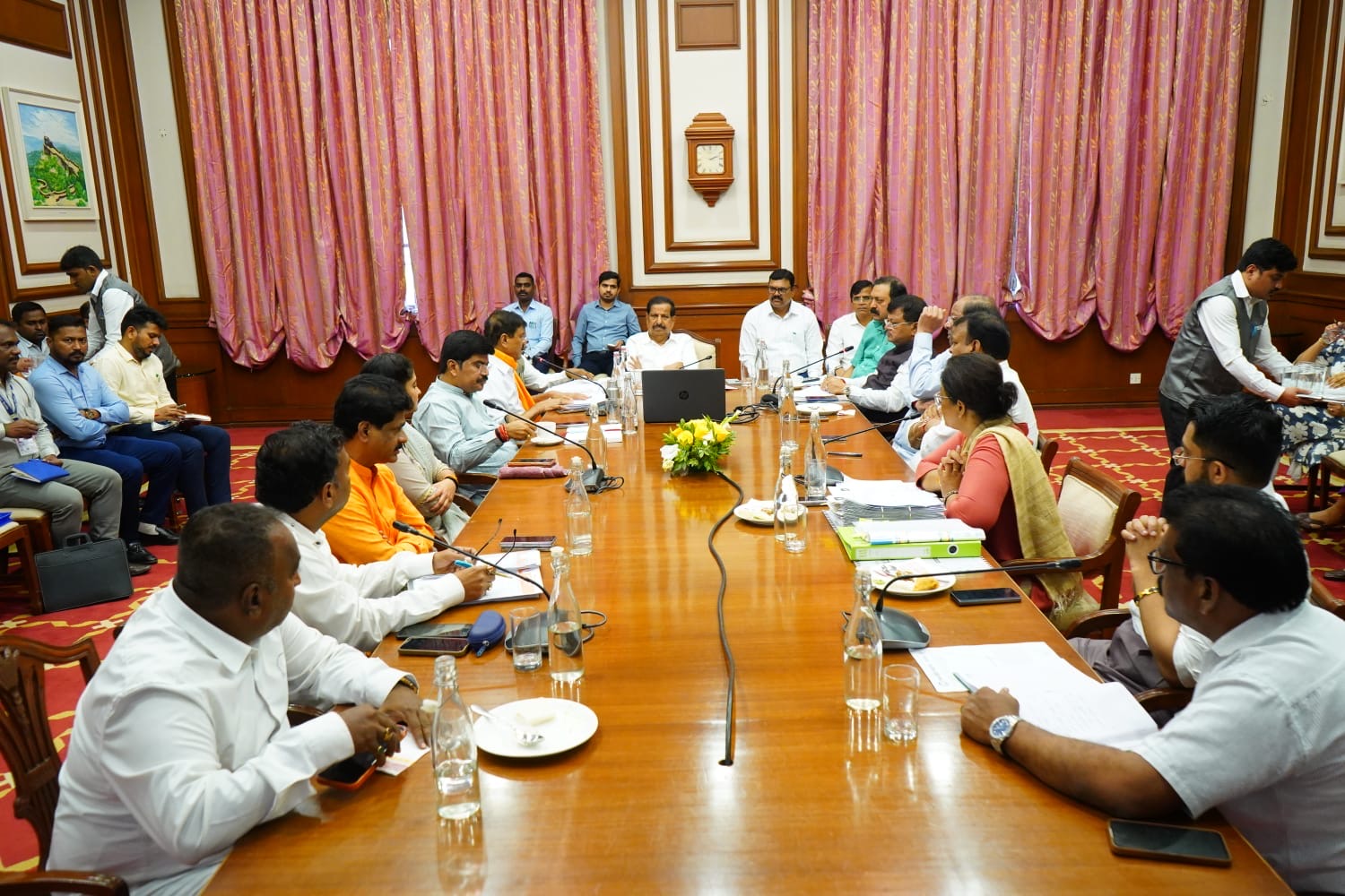 प्रजासत्ताक दिनी झालेली कारवाई चुकीची; वनमंत्री गणेश नाईक यांनी मागितली जाहीर माफी..