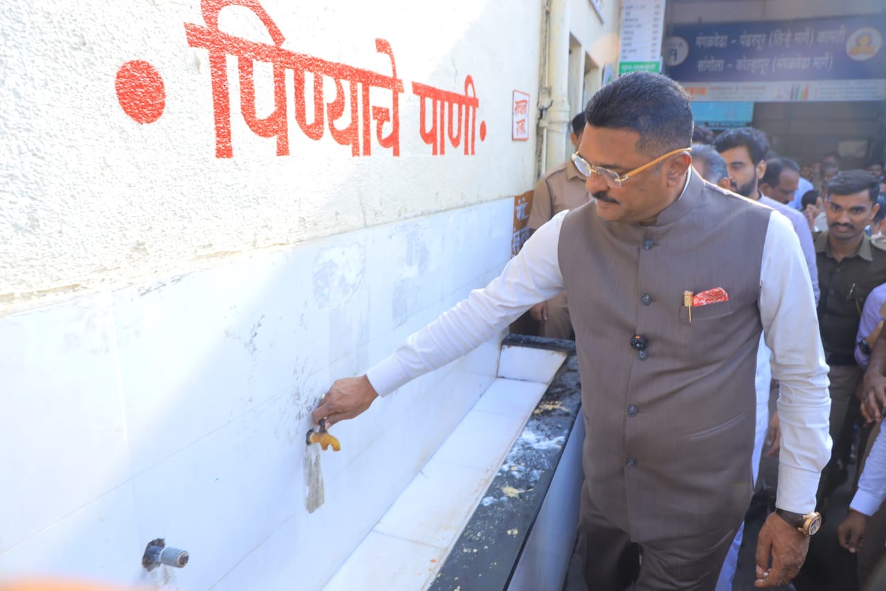 सोलापूर बसस्थानावरील अस्वच्छ शौचालयाबद्दल आगार व्यवस्थापक निलंबित..!