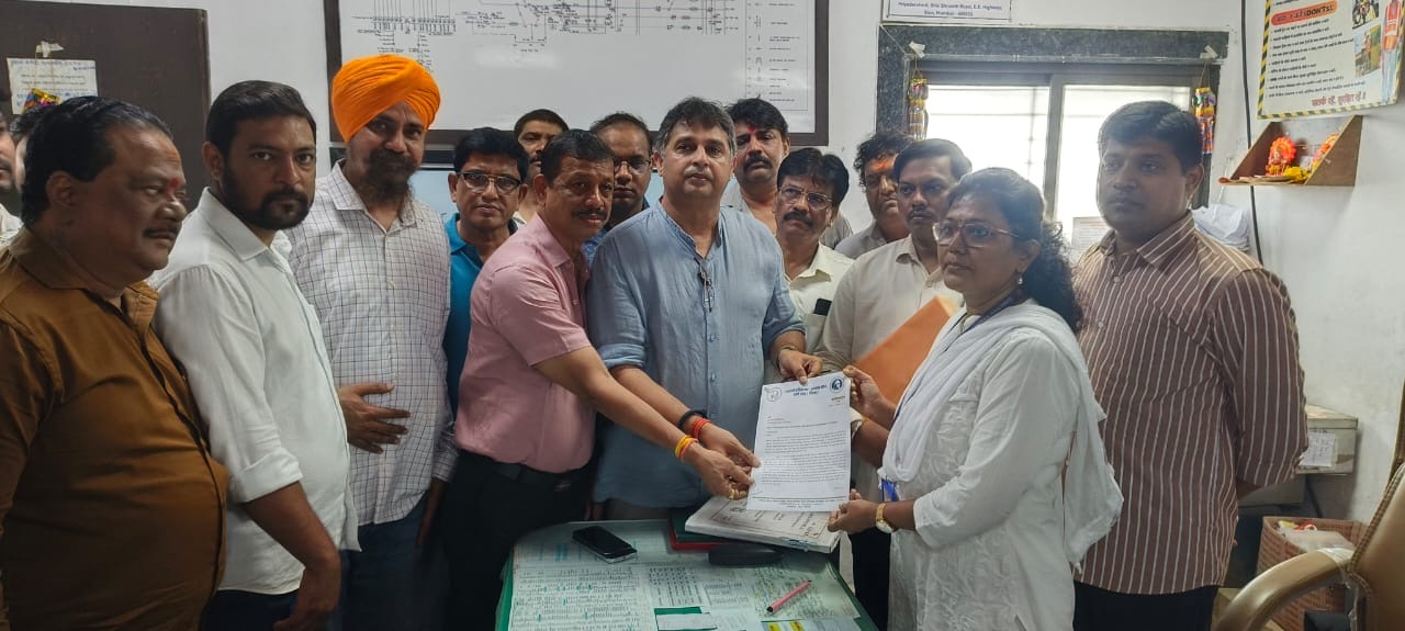 रेल्वे मंत्र्यांनी प्रवाशांची जाहीर माफी मागावी, राष्ट्रवादी ने केला प्रशासनाचा निषेध.