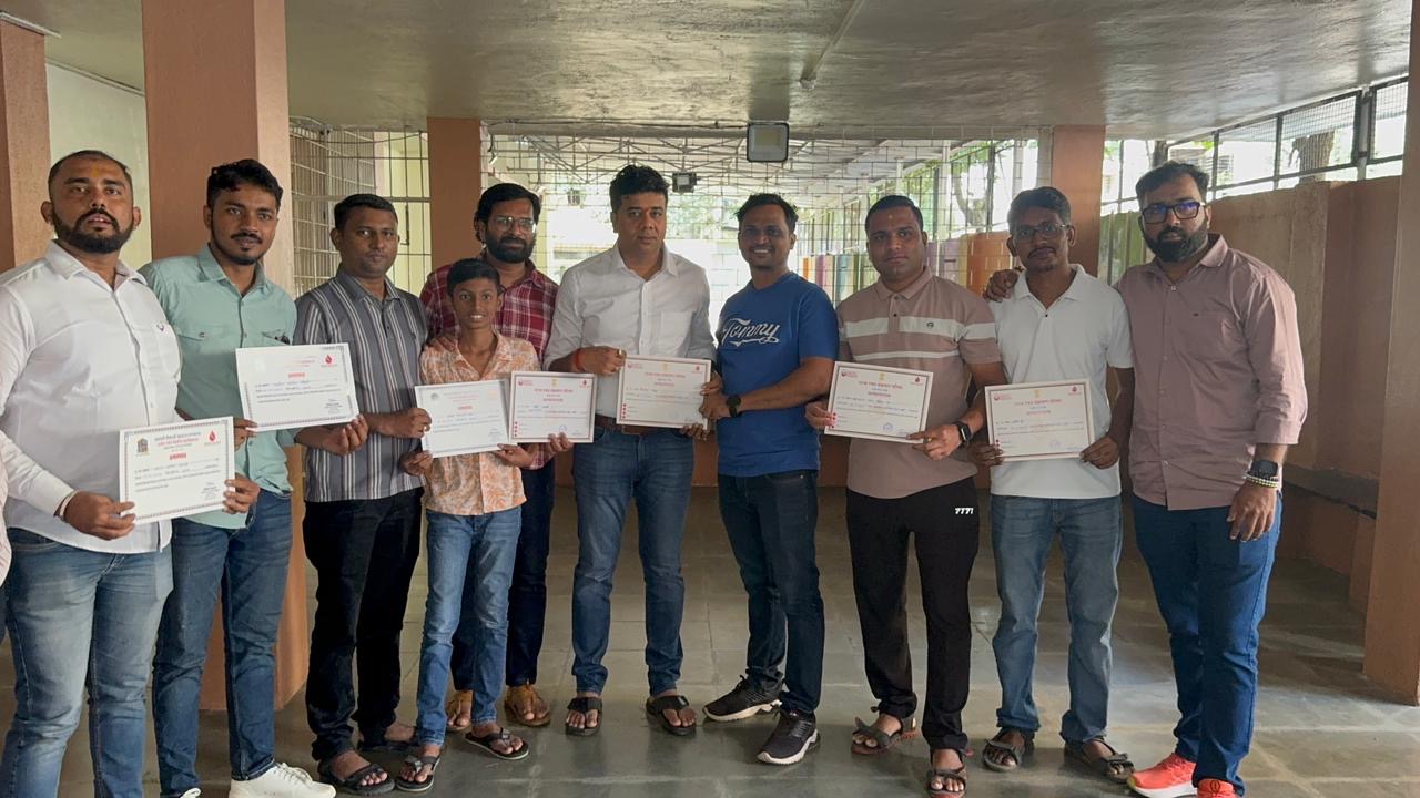 मनसेच्या रक्तदान महाकुंभाला ठाणेकरांचा प्रतिसाद, तब्बल ४६५ बाटल्या रक्त संकलन.
